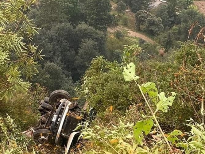 Piloto salva su vida al lanzarse del camión que cayó a un barranco