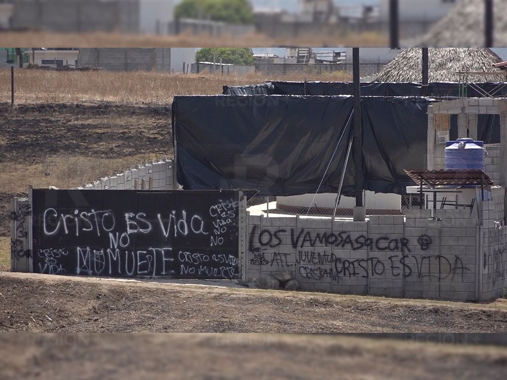 Pintan mensajes religiosos en paredes en el templo a la Santa Muerte en Cantel