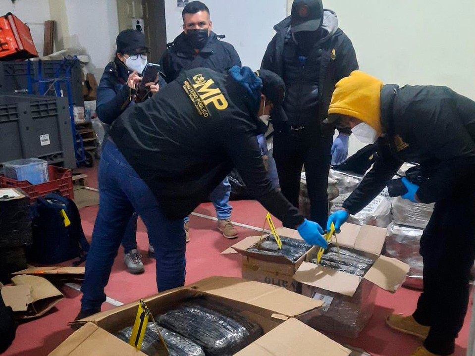 Policías antinarcóticos localizan droga en una agencia de envíos de San Marcos