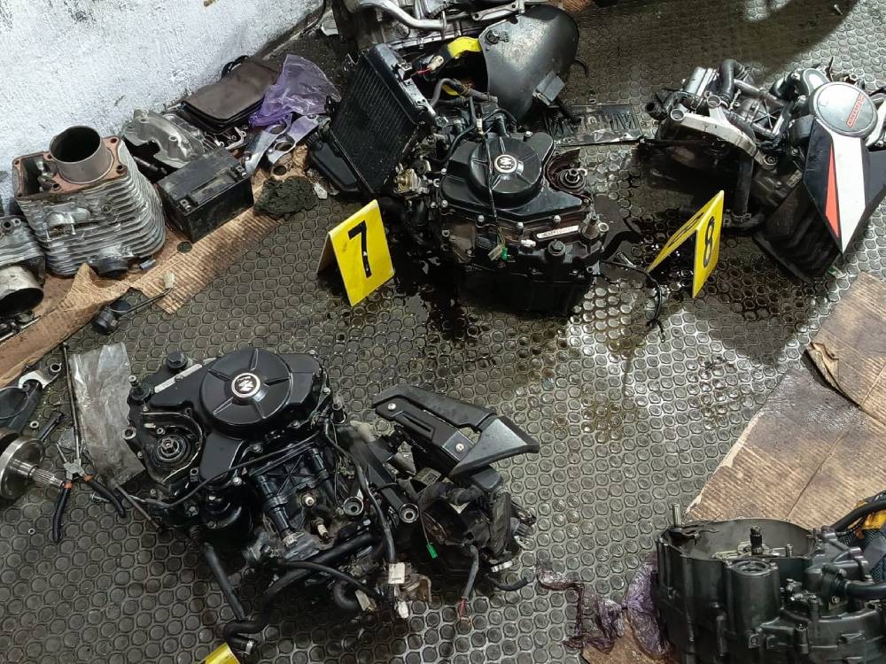 Policía desmantela taller de motos en Mixco donde decomisaron motocicletas y piezas robadas 