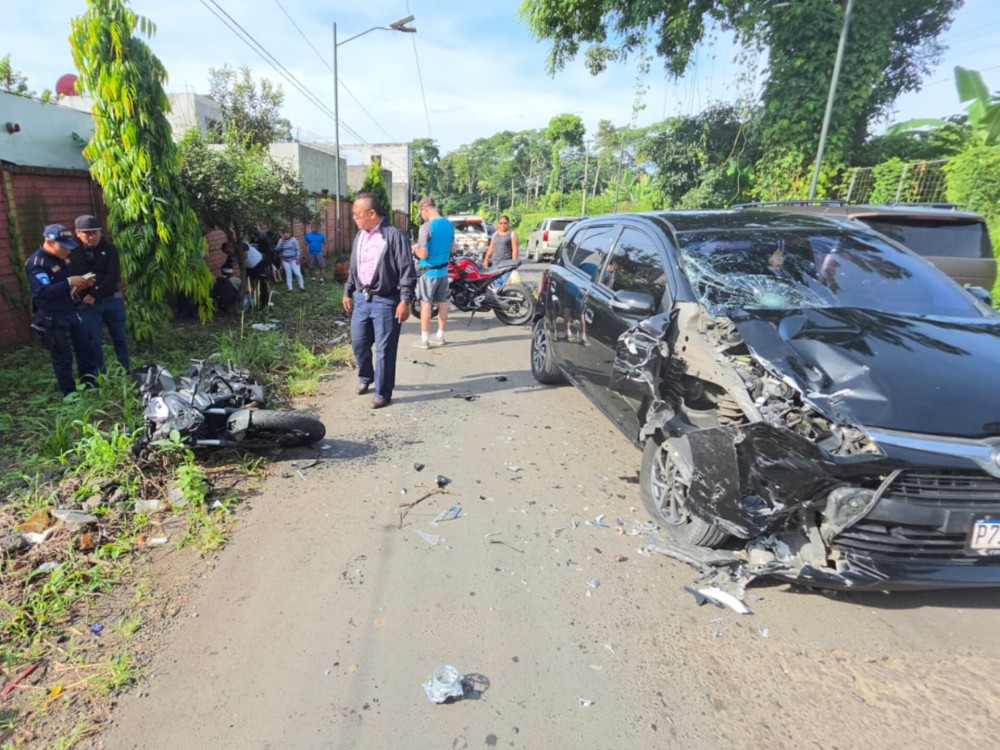 Por conducir a excesiva velocidad: Motorista choca contra vehículo y se salva de morir  