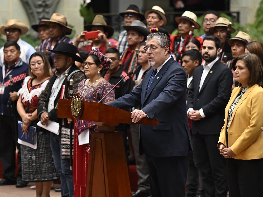 Presentan amparo en contra de la fiscal general y exigen su renuncia