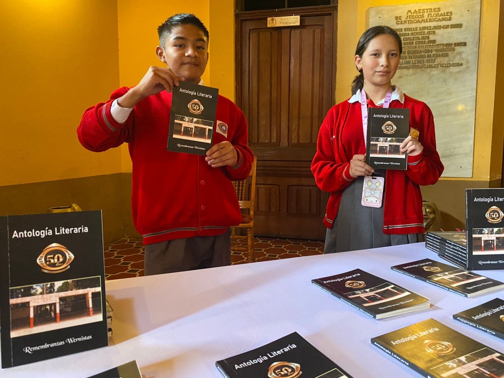 Presentan recopilación de anécdotas, vivencias e historias vividas en el Instituto Werner Ovalle López de Xela