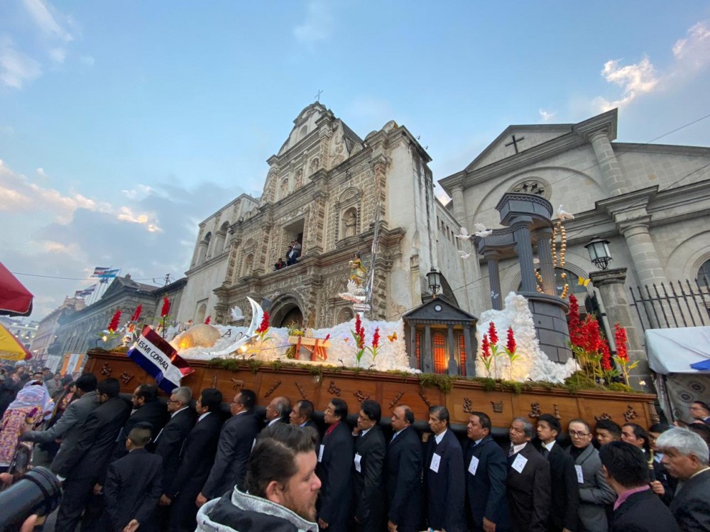 FOTOS: primer cortejo procesional del año en Xela reúne a miles de devotos católicos 