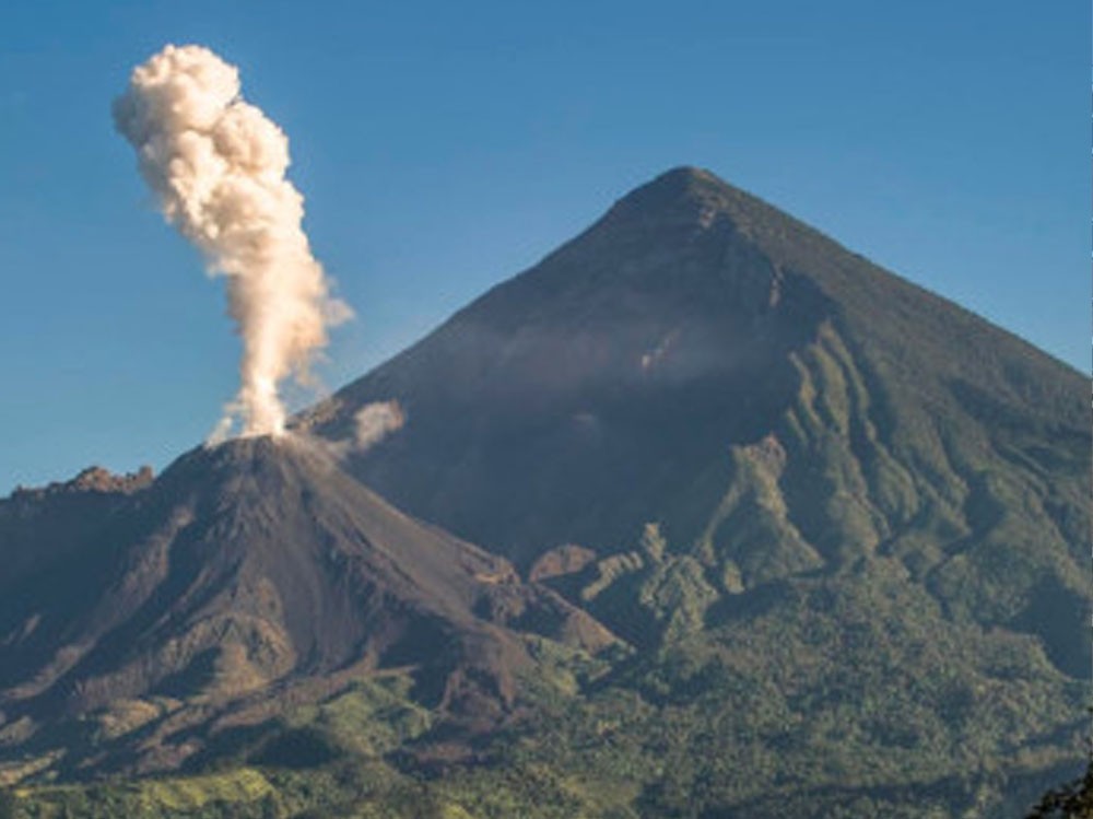 Prohíben acercarse y ascender a los domos del volcán Santiaguito 