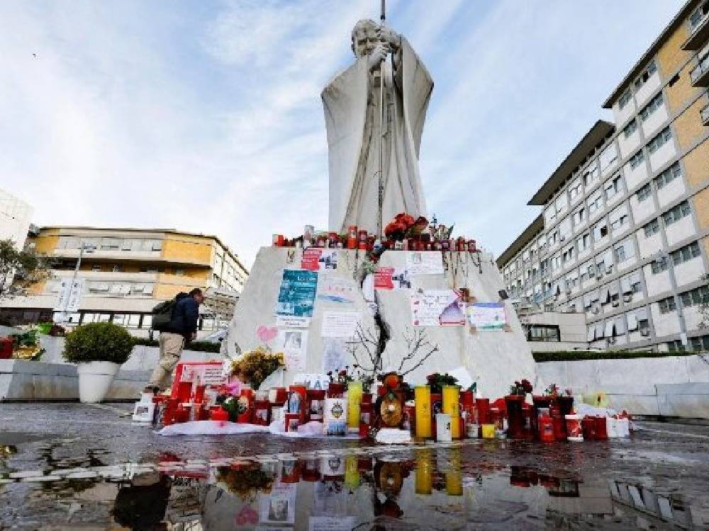 Pronóstico mejorado del papa Francisco apunta a que no está en peligro inminente