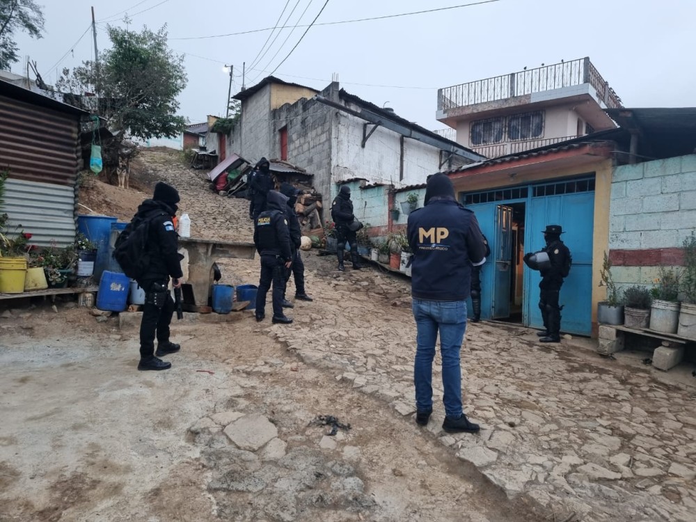 Realizan allanamientos en Quetzaltenango tras agresión a agentes de la PNC 