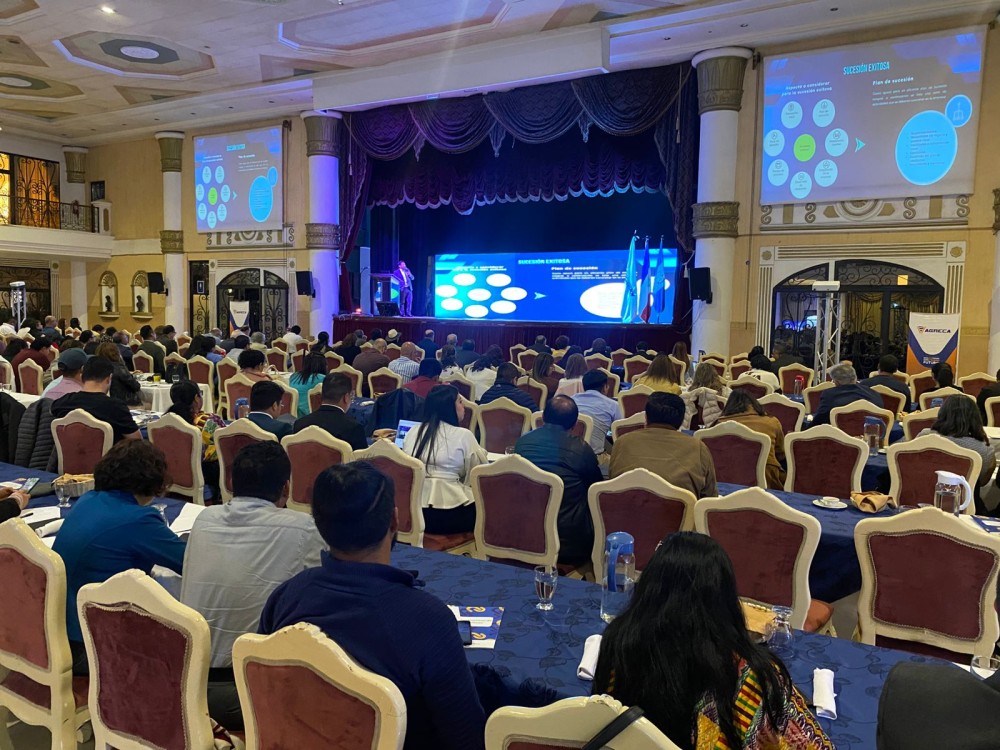 Realizan conferencia y encuentro empresarial familiar 
