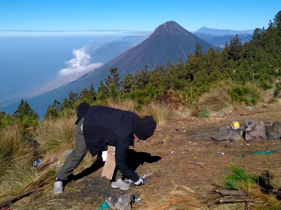 Realizan jornada de limpieza en el Cerro Pecul 