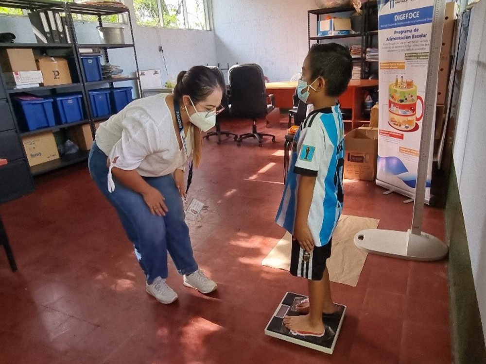 Realizan medición de peso y talla a estudiantes de primaria en seguimiento al programa de alimentación escolar 