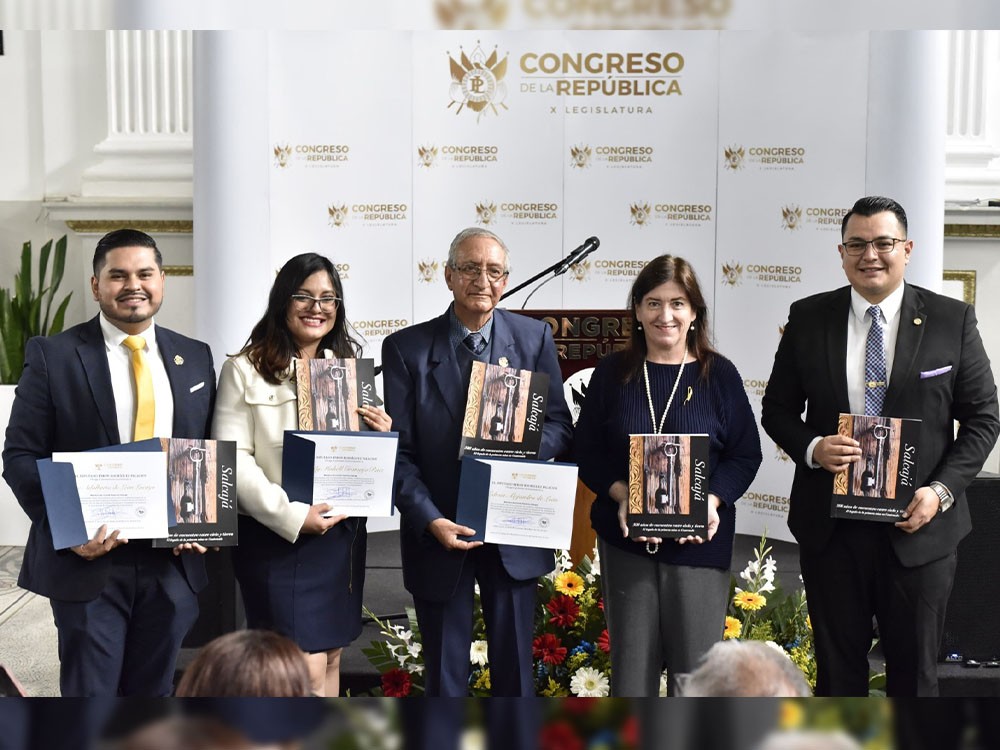 Reconocen a comité histórico de Salcajá y presentan libro de legado cultural 