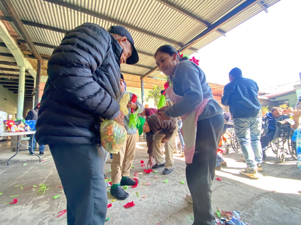 Región Más comparte un momento de alegría con abuelitos del Hogar La Misericordia 