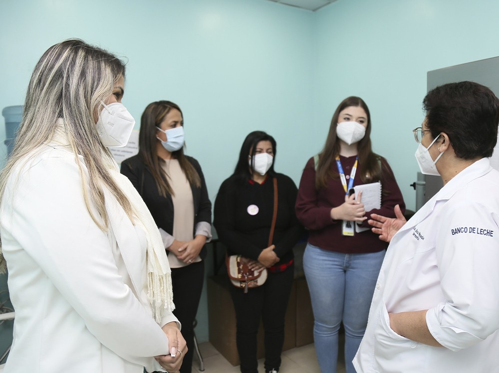 Representantes de banco de leche "Lactare" de Brasil, visitan el HRO  