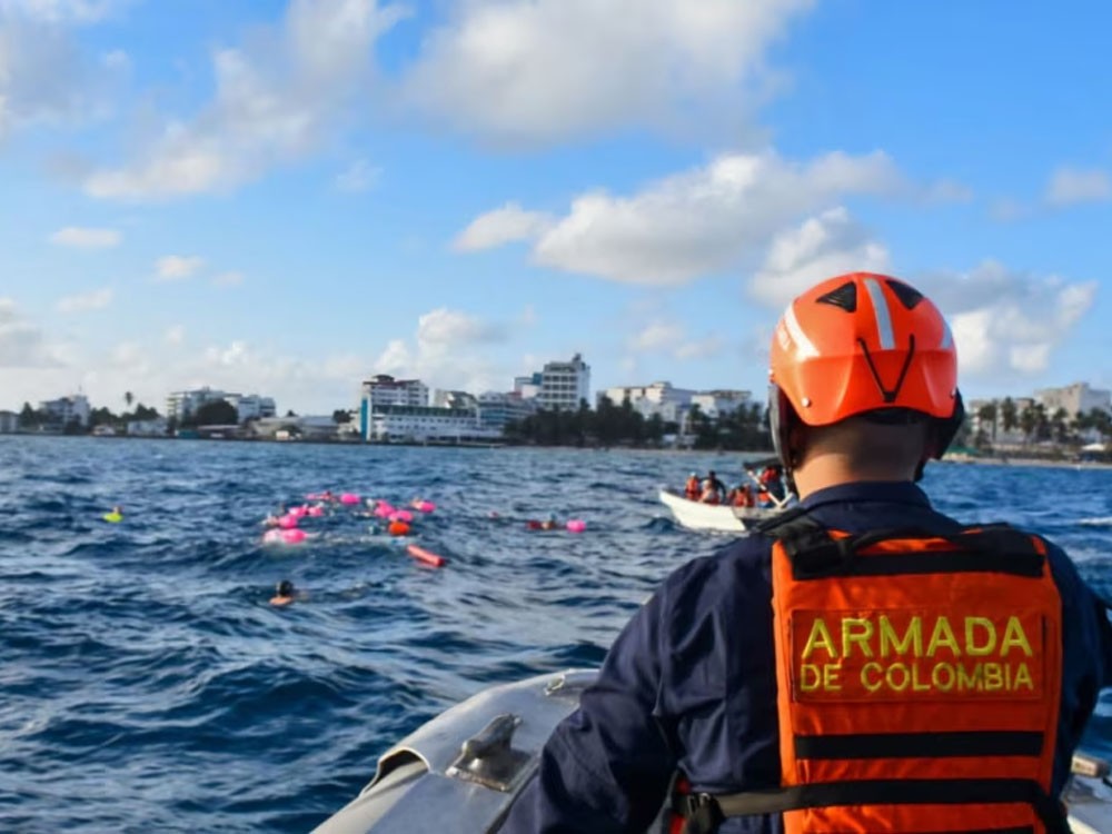 Rescatan a 25 personas a bordo de una embarcación a la deriva en el Pacífico colombiano