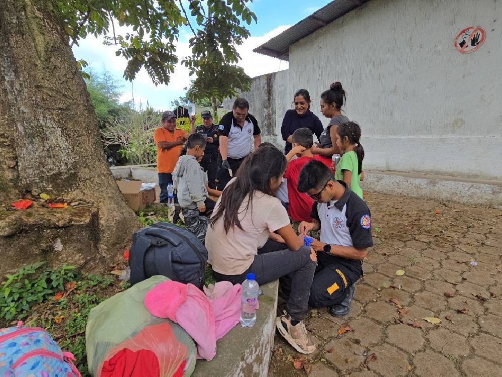 Rescatan a dos mujeres y a cinco niños extraviados al escalar el Cerro Pecul 