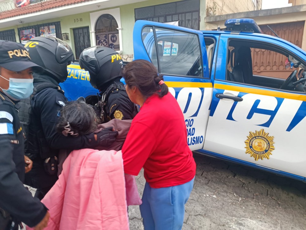 Rescatan a mujer de la tercera edad  y a sus mascotas durante incendio en  zona 1 de Xela