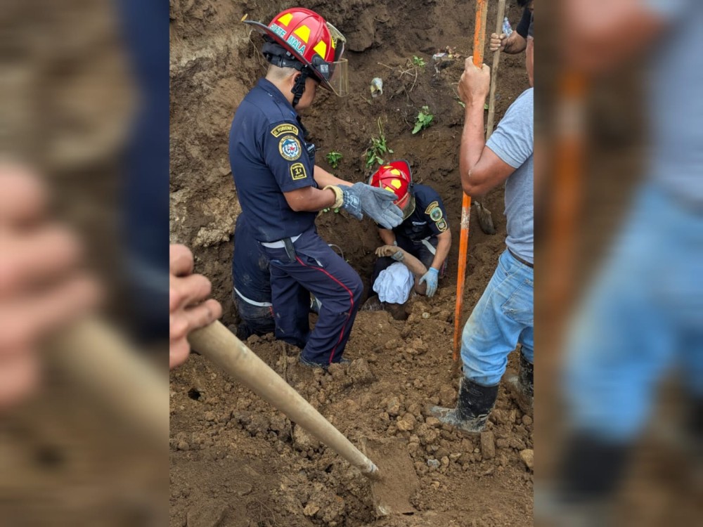 Rescatan con vida a trabajador soterrado