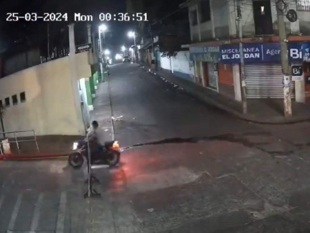 VIDEO: motorista muere al impactar contra cadena que advertía de cierre vial en Retalhuleu
