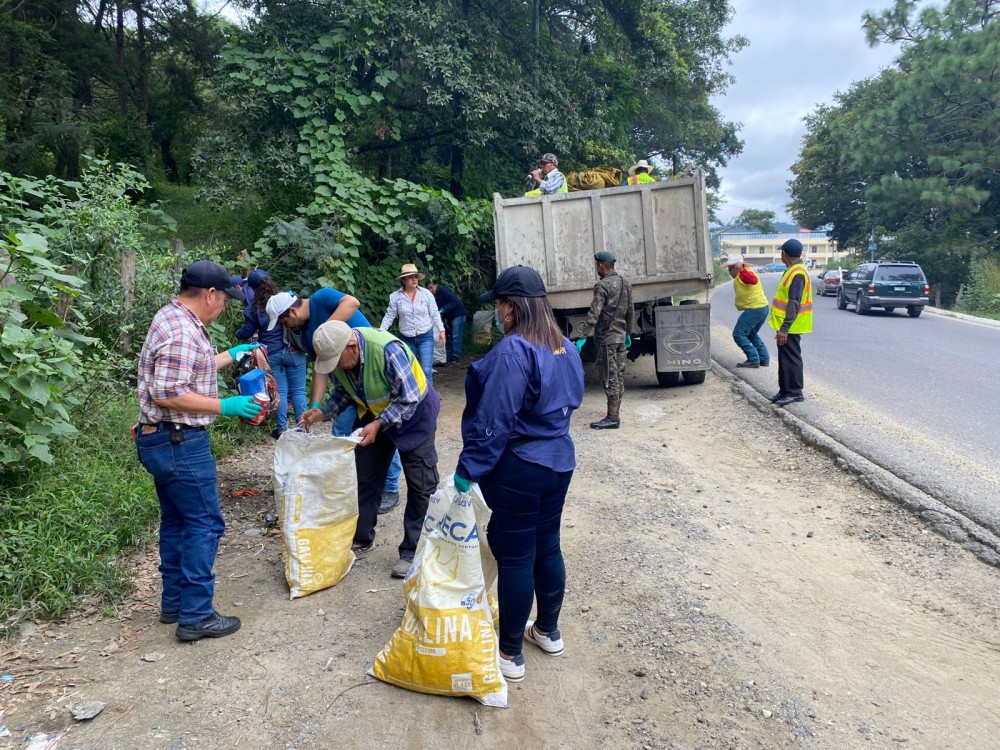 Retiran toneladas de basura de carretera