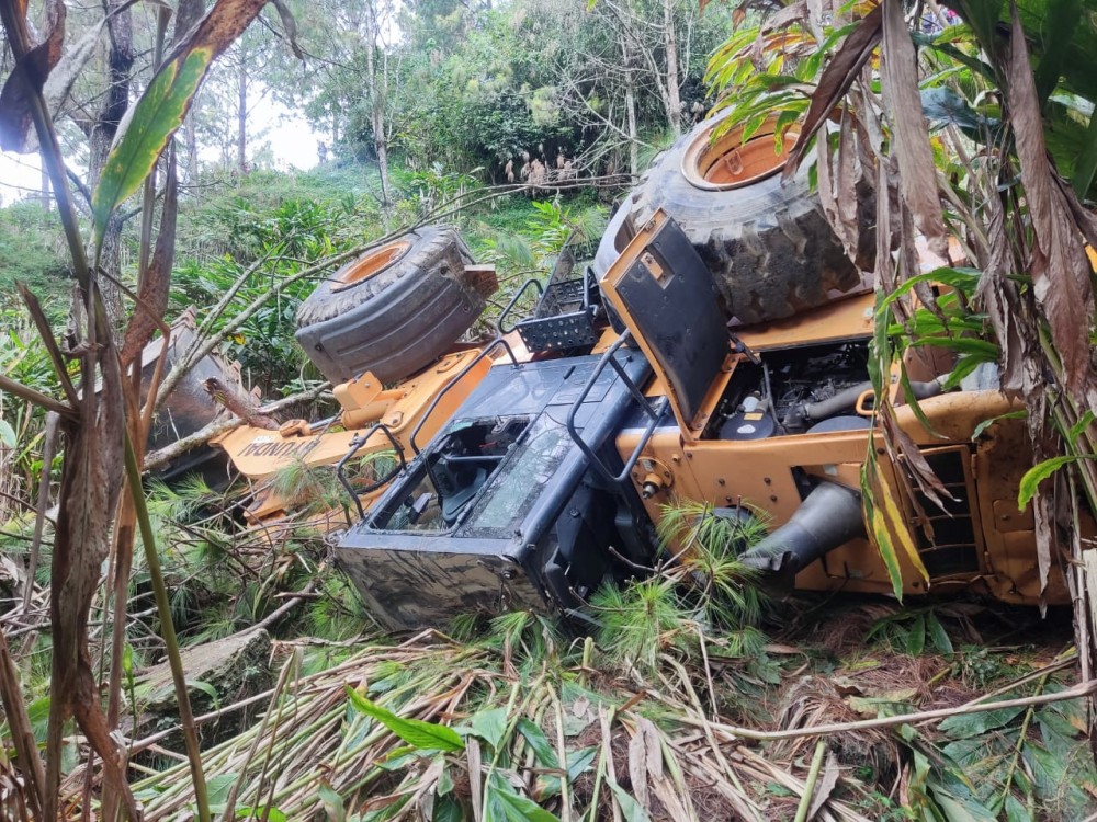 Sargento del Ejército muere al caer una retroexcavadora a un barranco 