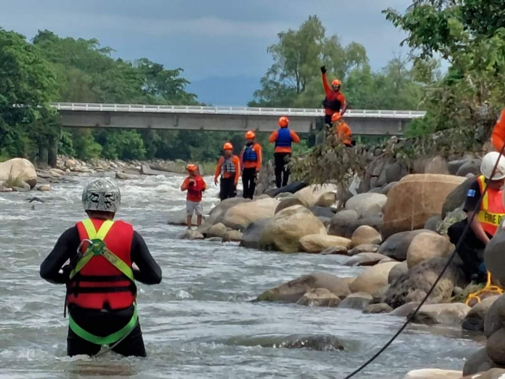 Siguen en busca de dos niños que fueron arrastrados por la corriente del Río Cabuz