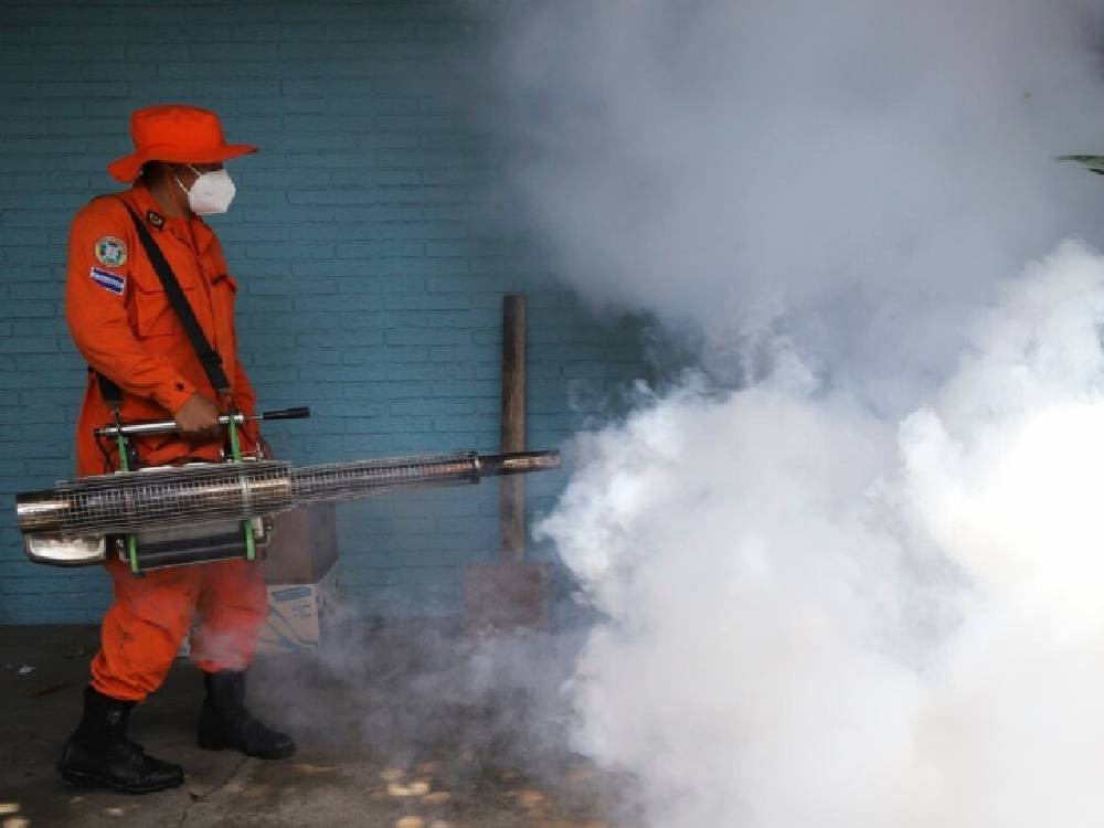 Sube a 7 el número de niños fallecidos por dengue en El Salvador, que sigue en alerta roja