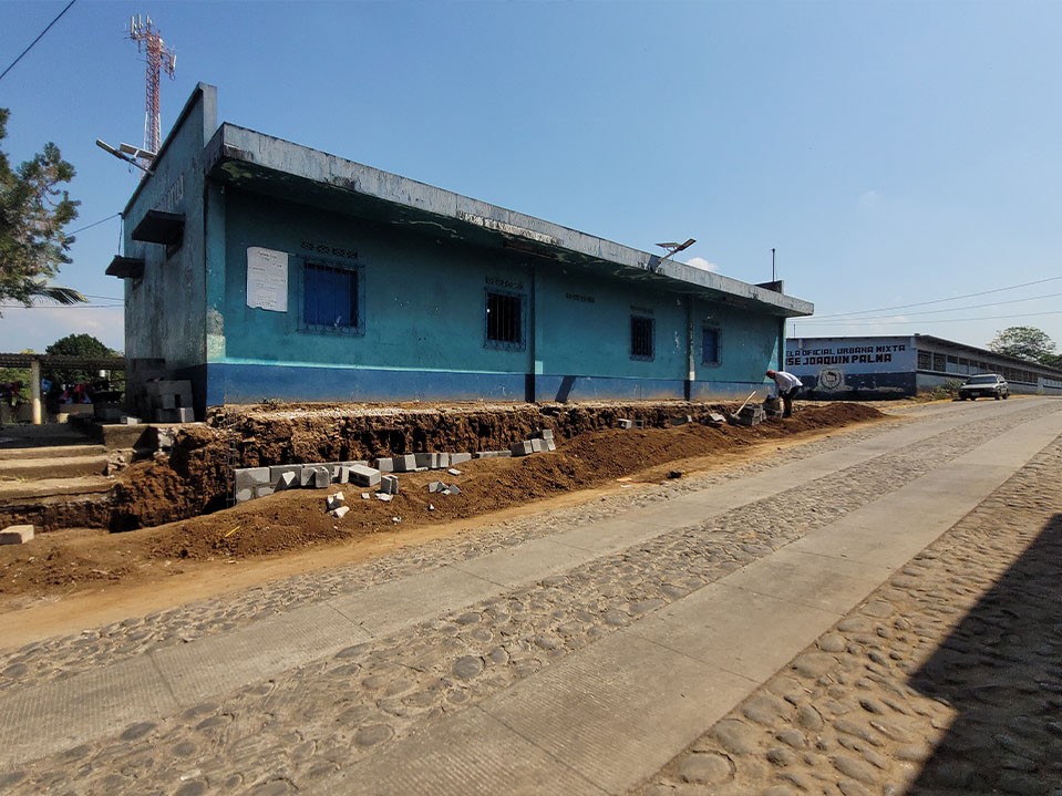 Trabajan para darle un mejor ornato a edificio de la auxiliatura en Coatepeque