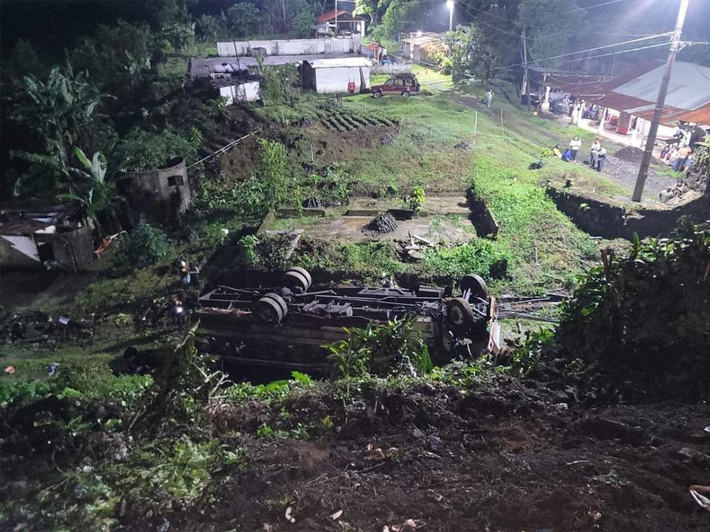 Tragedia en Quetzaltenango: Siete muertos y más de 40 heridos tras volcar bus y caer a una hondonada 