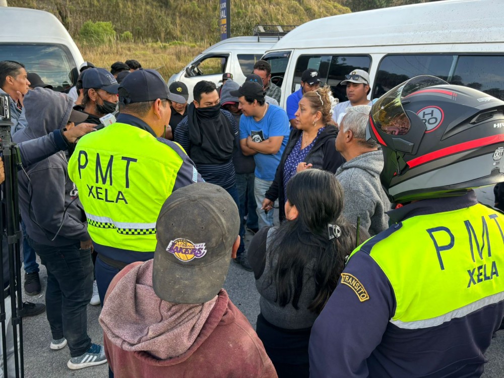 Transportistas bloquean por inconformidad de rutas, el problema aún debe ser resuelto por la PMTQ