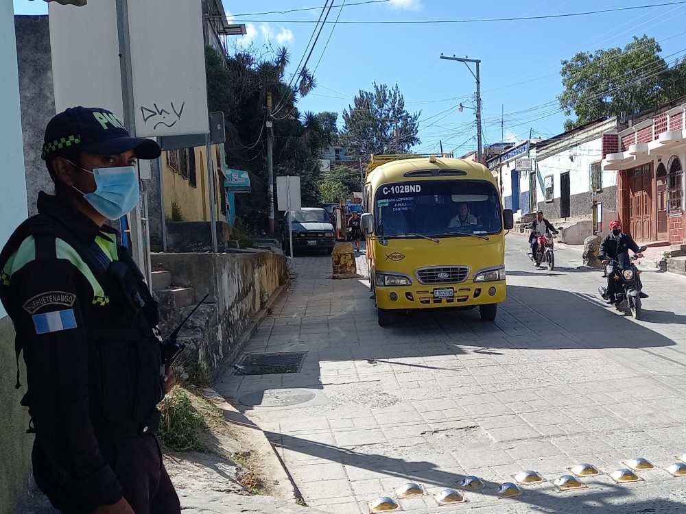 Transportistas incumplen regla sobre el paso en un puente Bailey de Huehuetenango