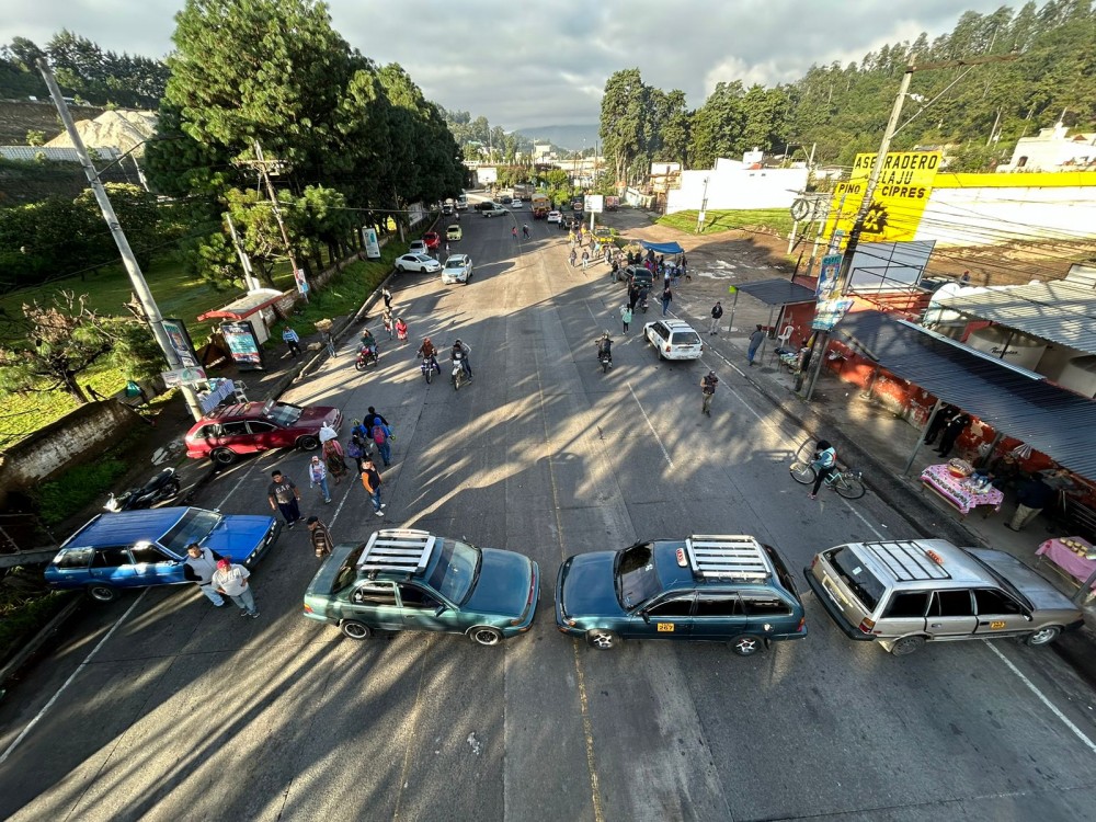 Transportistas se unen a manifestación y cierran ingresos a Quetzaltenango