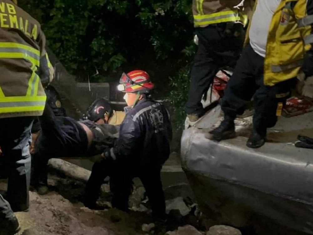 Tras intento de asalto, camión cae a barranco y piloto pierde la vida