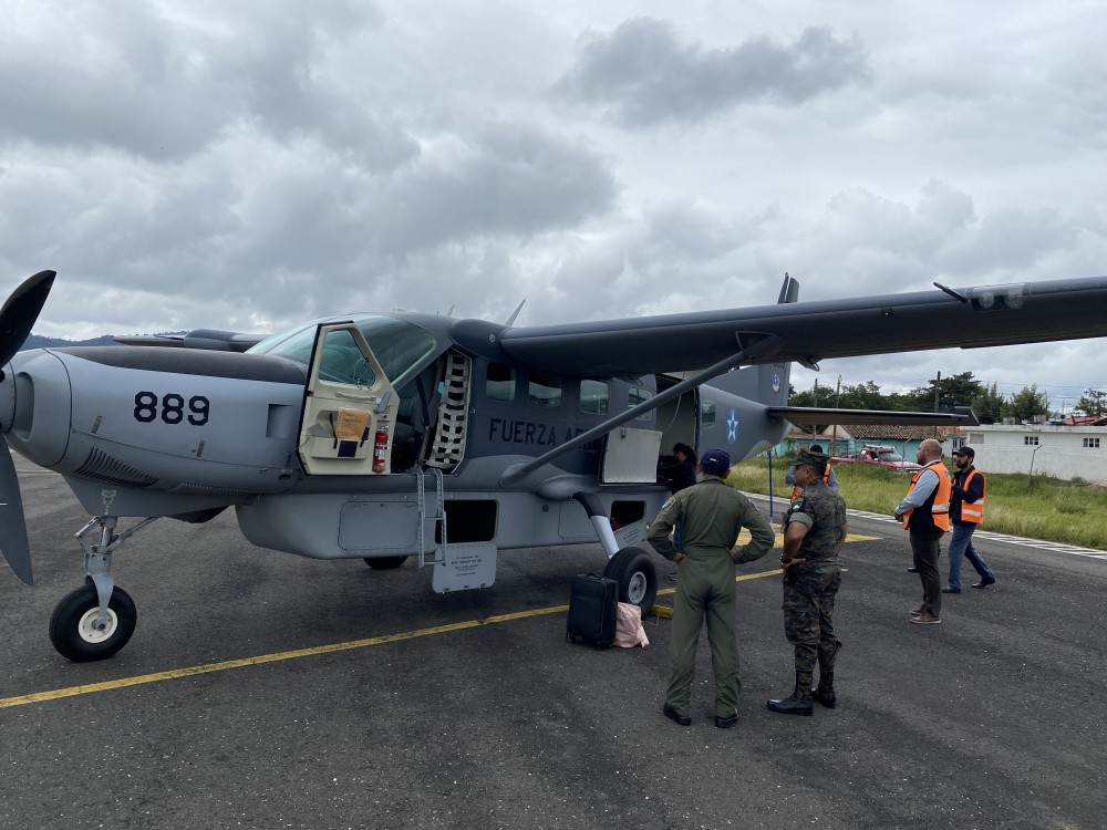 Trasladan vacunas a Huehuetenango vía aérea por el cierre de carreteras