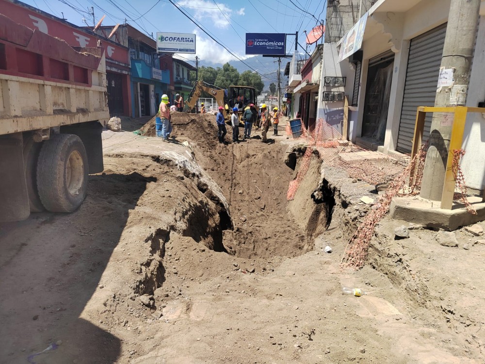 Tres hombres se salvan de morir soterrados en la zona 1 de Quetzaltenango  