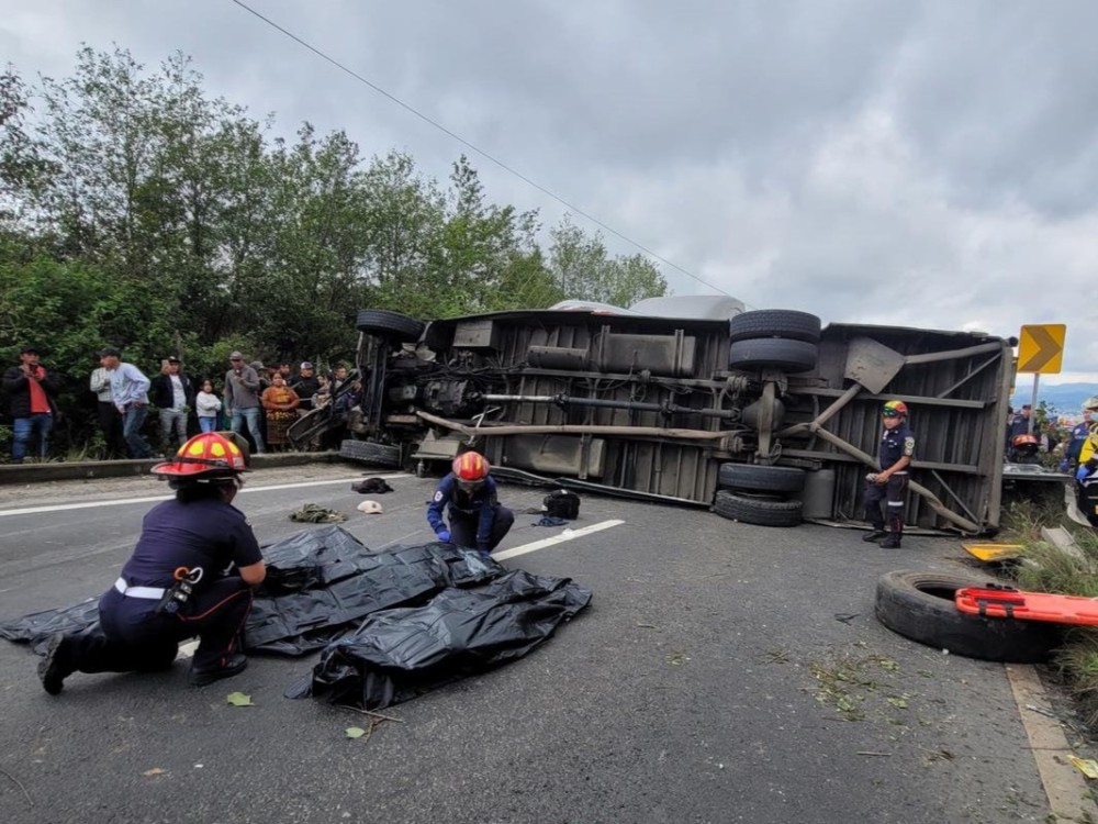Tres mujeres mueren en accidente de bus en la Interamericana 