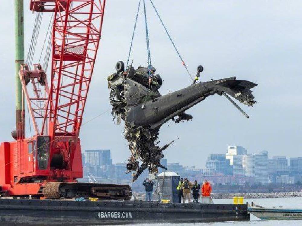 Tripulación de helicóptero que chocó con avión en Washington quizá no escuchó instrucción de la torre