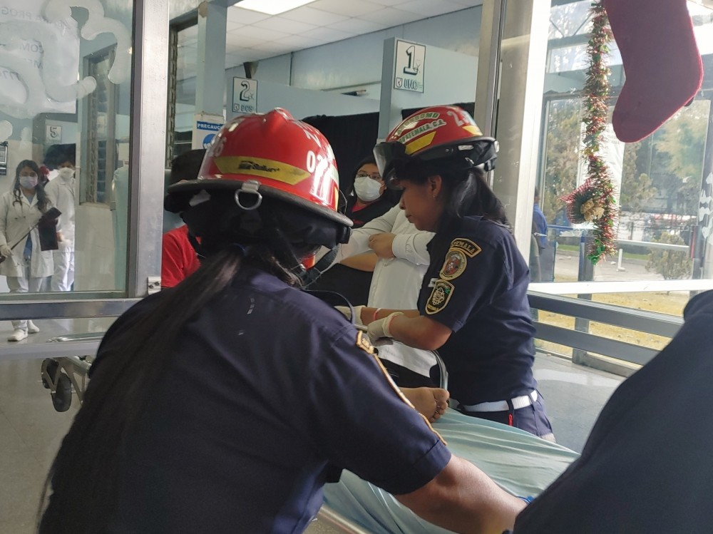 Tuc tuc vuelca con seis niños a bordo que resultaron heridos