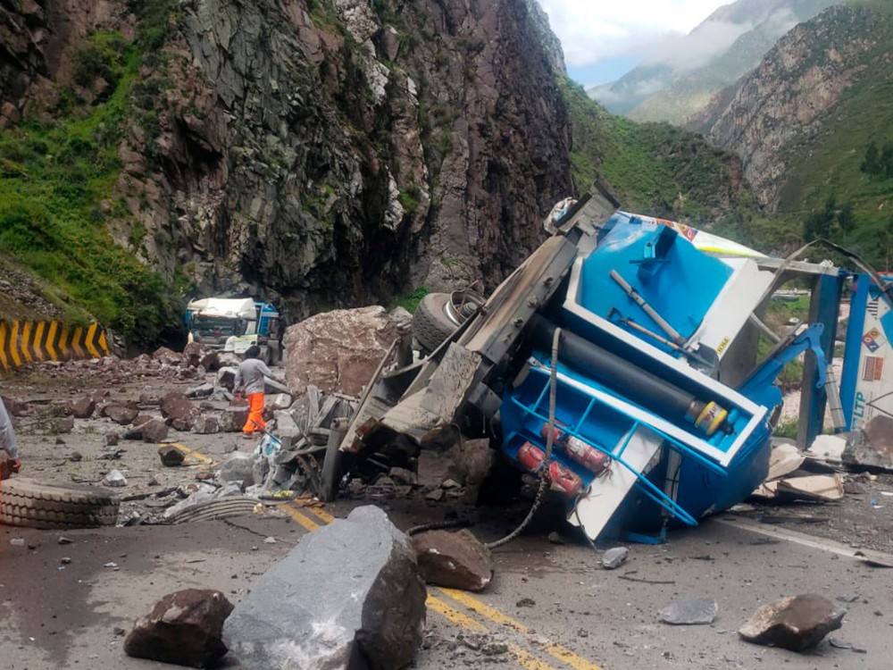 VIDEO: una avalancha de rocas gigantes aplasta a dos camiones en Perú