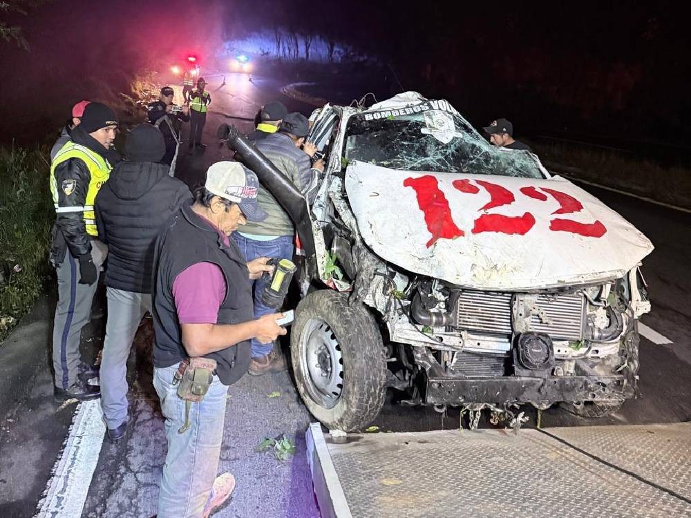 Unidad de Bomberos cae a un barranco, tripulantes sobreviven 