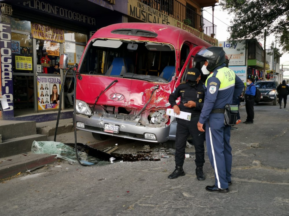 Utilizan quijada de la vida para salvar a piloto que perdió el control de autobús 