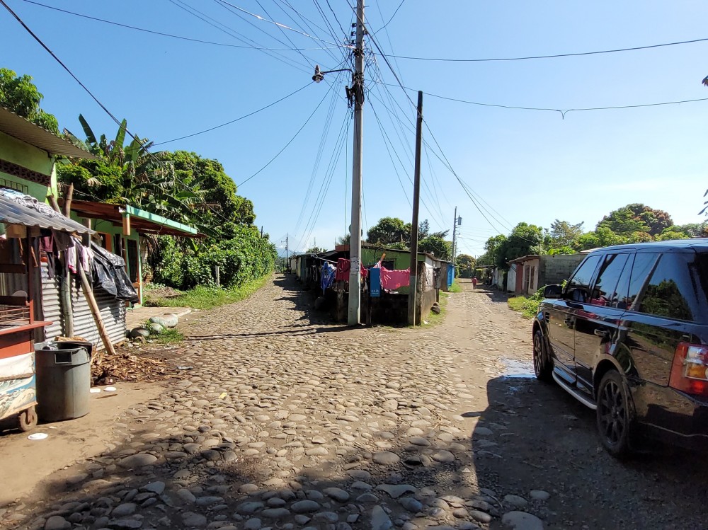 Vecinos de Magnolia en Coatepeque, quieren que cambien las calles de piedra por adoquín