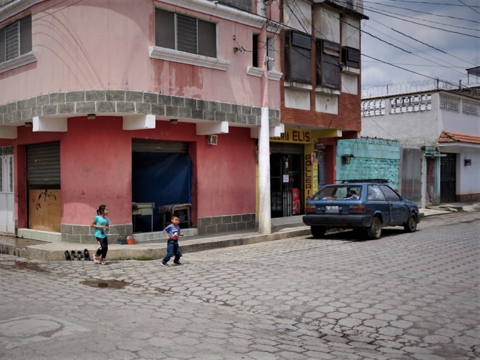 Vecinos del Parque Bolívar de Xela piden reparación del alumbrado público por aumento de la delincuencia