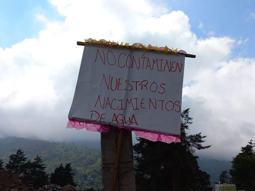 Vecinos mantienen bloqueado el basurero provisional