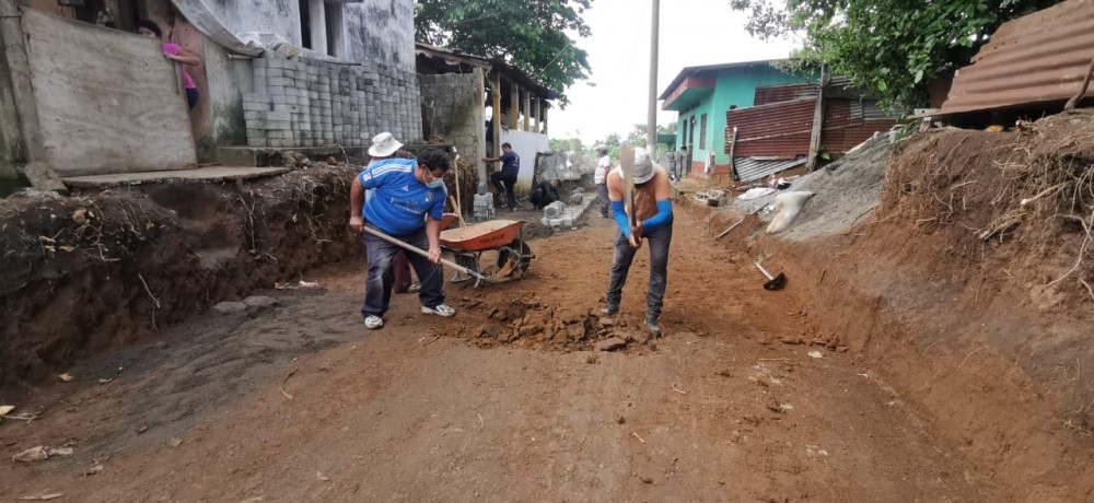 Vecinos unen esfuerzos con Municipalidad para adoquinar calle en San Isidro