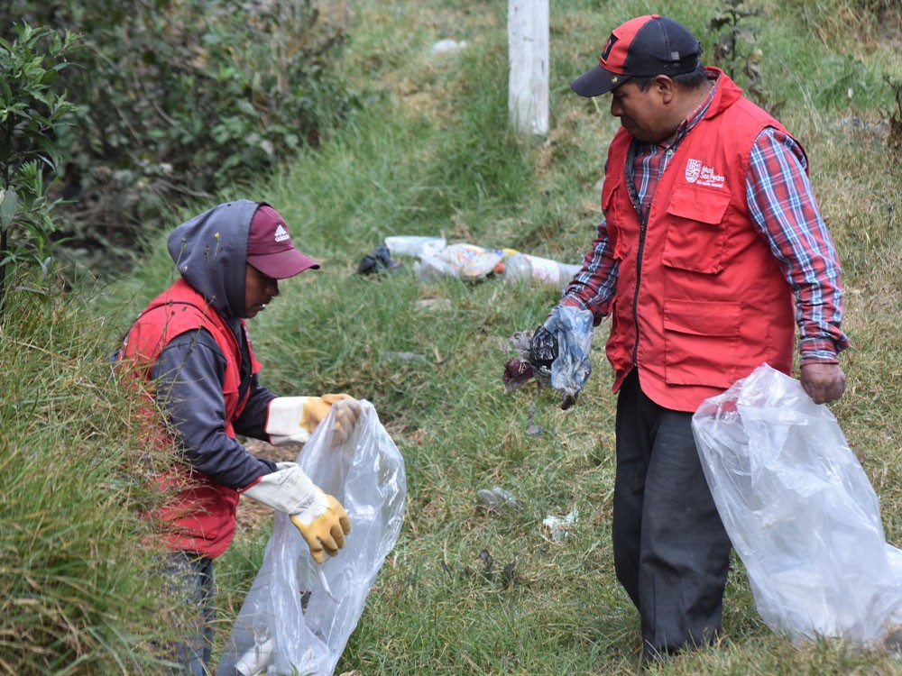 Vecinos irresponsables provocan acumulación de basura en carretera de San Pedro Sacatepéquez