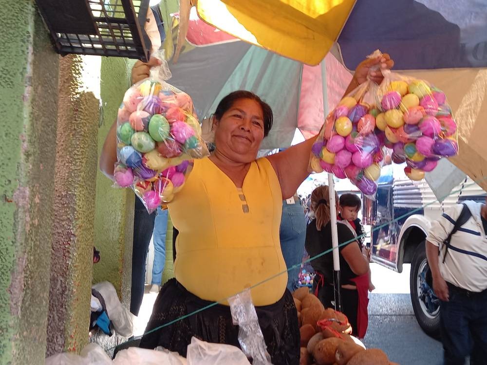 Vendedora tiene 35 años llenando de colorido la tradición de Carnaval 