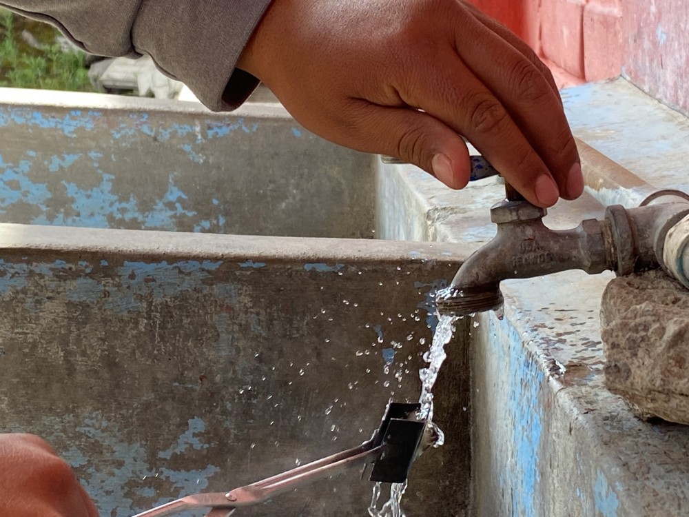 Verifican la calidad de agua potable en escuelas e institutos de Xela