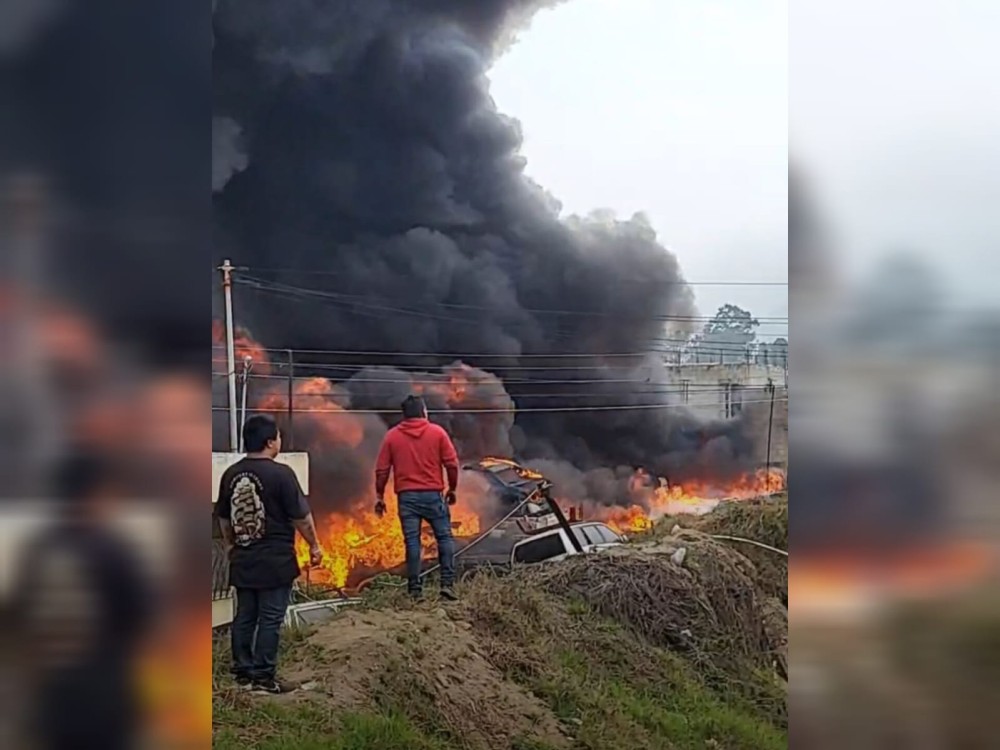 VIDEO | Predio de vehículos prende en llamas 