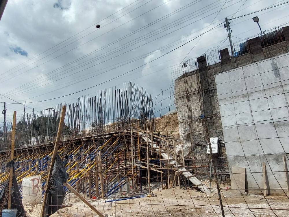 VIDEO | Cierran paso vehicular en paso a desnivel en construcción por trabajos de fundición 