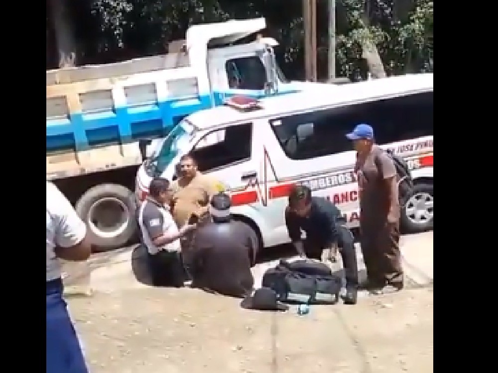 VIDEO | Conductor de camión agrede a Bombero, mientras cubrían emergencia 